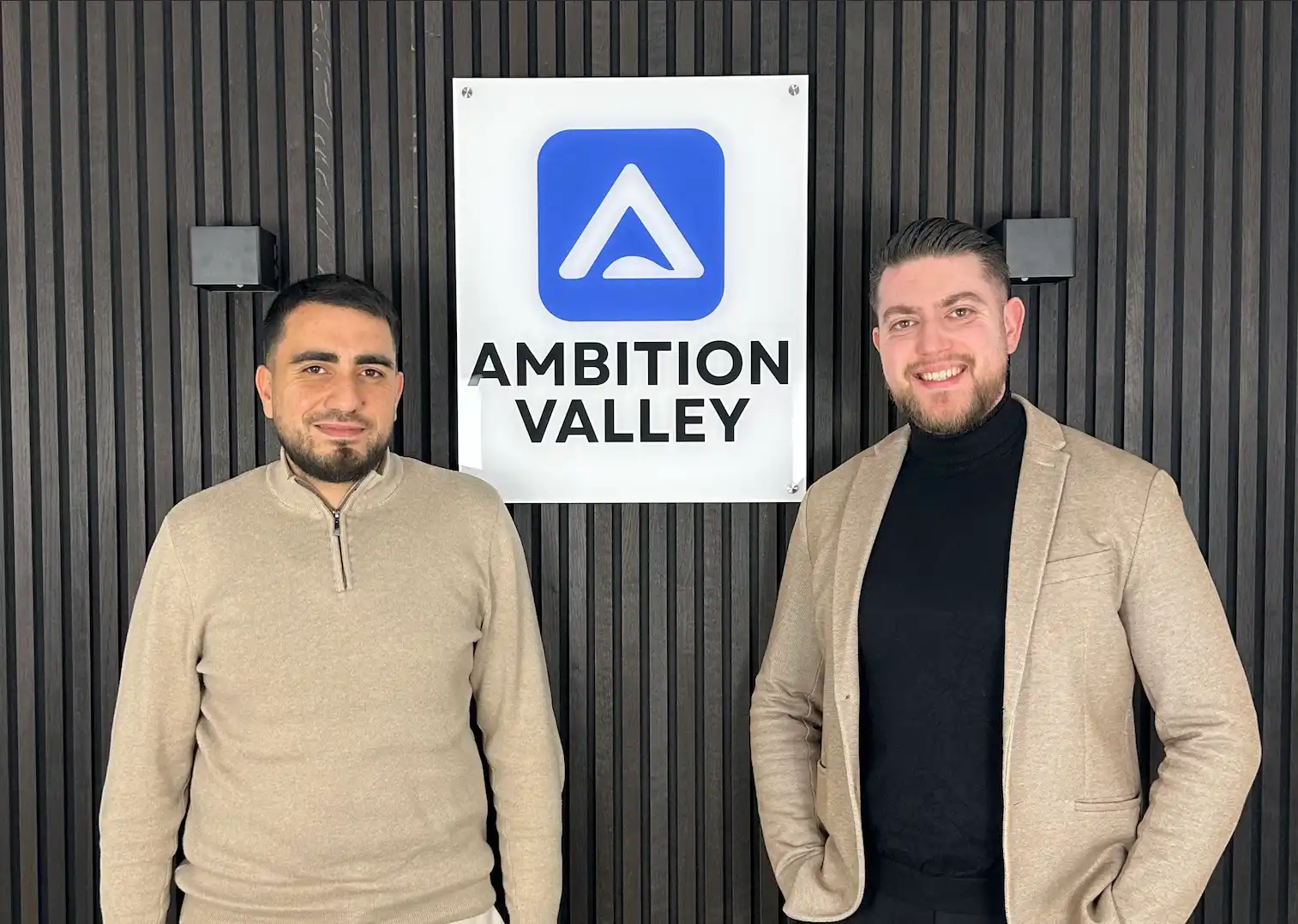 Ramin met zijn collega bij het bord van Ambition Valley