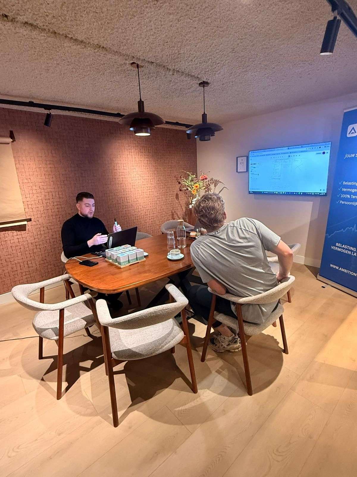 Een 1 op 1 sessie aan tafel op kantoor in Amersfoort