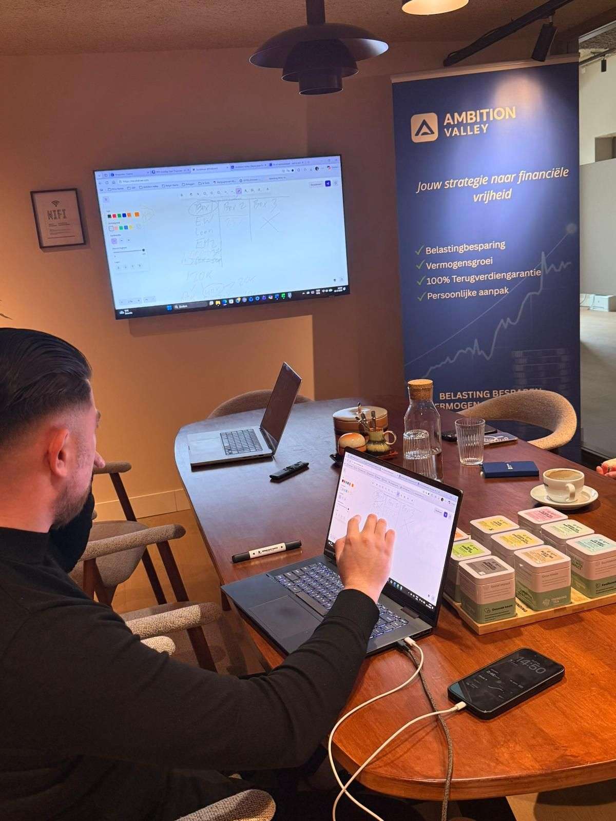 Ramin werkt een doorrekening uit tijdens een sessie